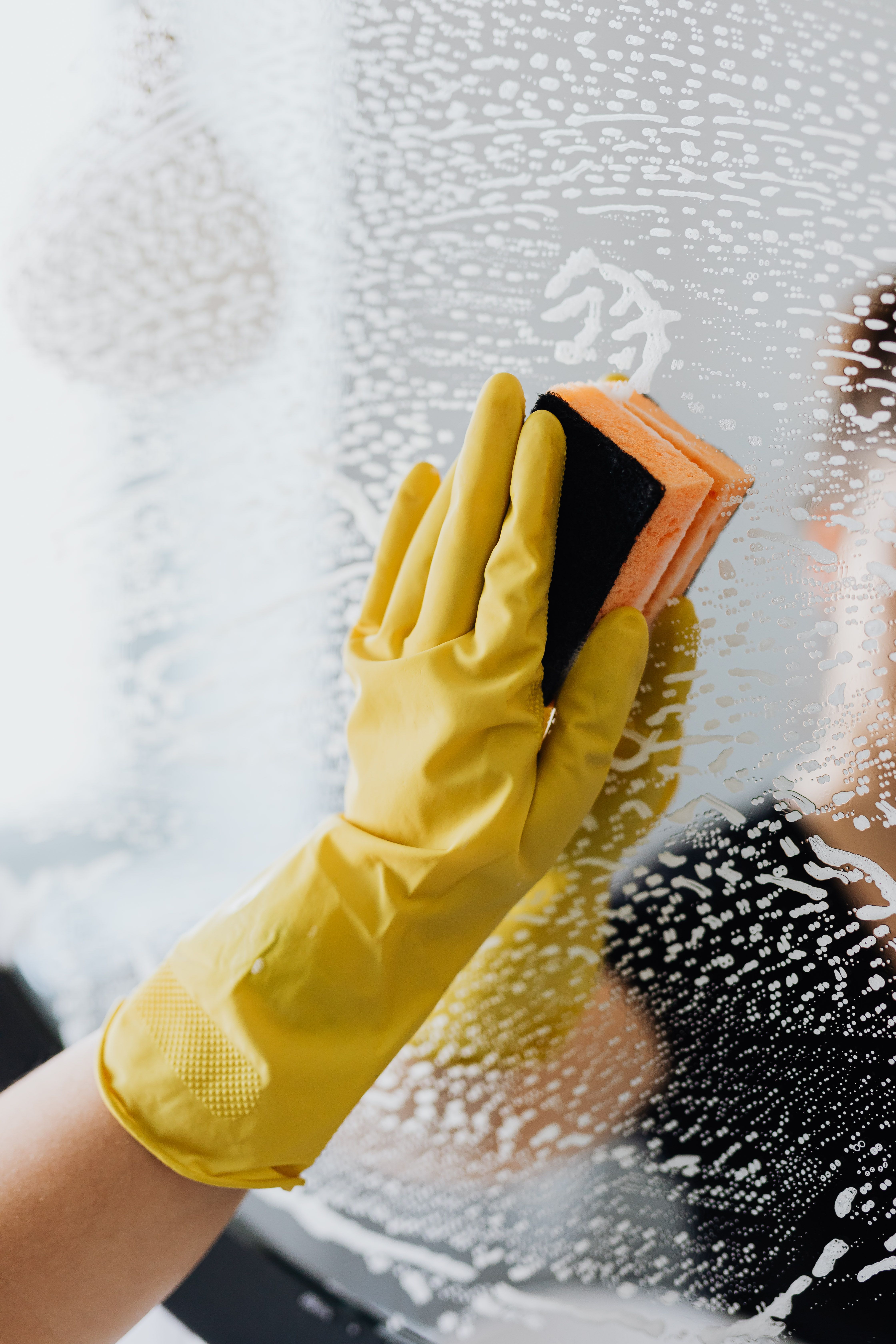 Nettoyage d'une vitre à la mousse par un(e) intervenant(e) Casa Fides